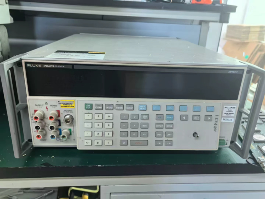 High Accuracy Multifunction Calibrator Fluke 5700A 1100 V / 2.2 A