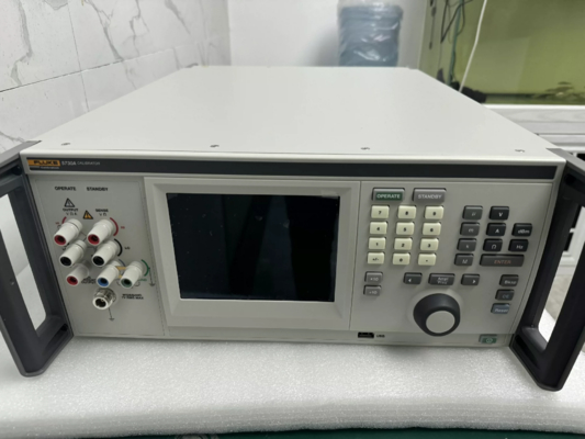 1100 V / 2.2 A Ultra High Accuracy Multi Function Calibrator Fluke 5730A