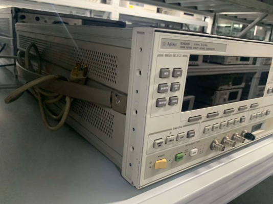 10 MHz – 26.5 GHz  RF Signal Generator High Purity Synthesized Swept-CW Generator Agilent 83630B