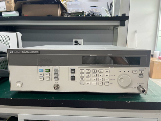 High Purity Synthesized CW RF Signal Generator HP Agilent 83712B 10 MHz  20 GHz
