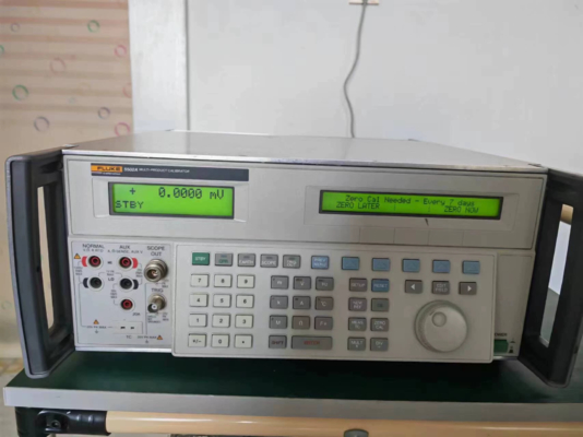 Used ±1020 V / 20.5 A Multi Product Calibrator 50 Ppm DC Accuracy Fluke 5502A