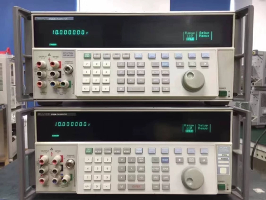 High Accuracy Multifunction Calibrator Fluke 5700A 1100 V / 2.2 A