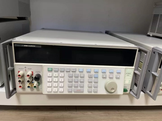 High Accuracy Multifunction Calibrator Fluke 5700A 1100 V / 2.2 A