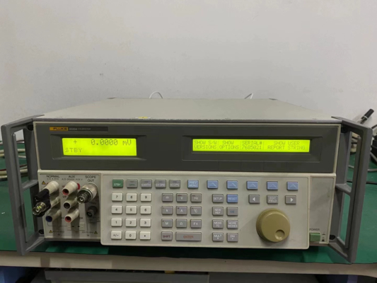 1020 V / 20 A Multi Product Calibrator Fluke Calibrator 5520a