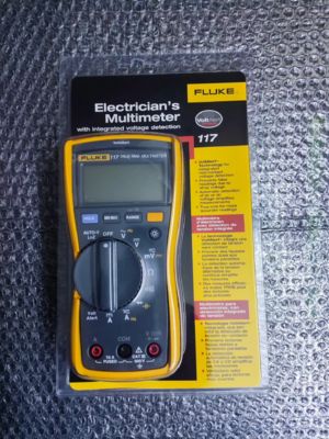Fluke 117/117C True-RMS Digital Multimeter With VoltAlert , AutoV/LoZ , 6000-Count Backlit Display, CAT III 600V For Electricians