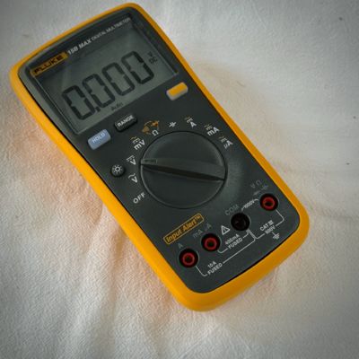 Fluke 15B+ / 15B MAX Digital Multimeter 1000V 10A 4000 6000 Counts Backlit LCD CAT III 600V